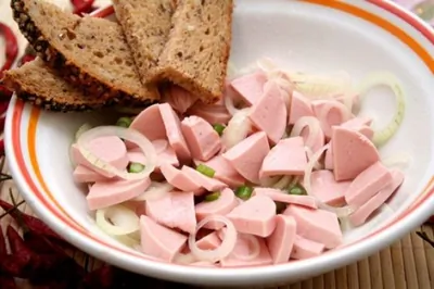 Колбаса с луком