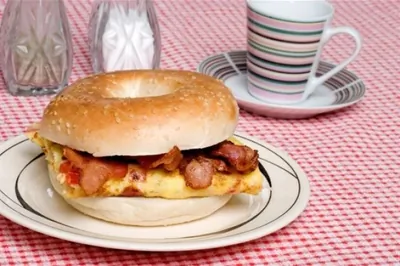 Булочки с луковым омлетом, беконом и печеным красным перцем