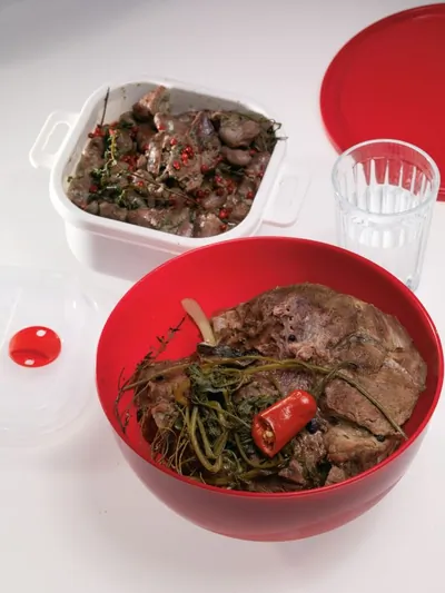 Вареная говядина с острым лимонно-чесночным бульоном