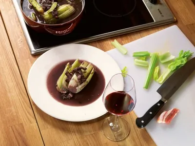 Сельдерей с вином и беконом