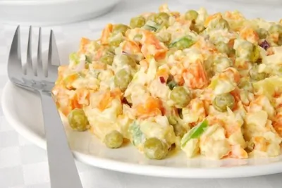 Русский овощной салат с горошком