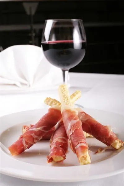 Пряные палочки с ветчиной и сыром