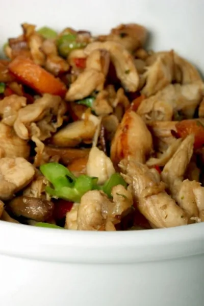 Куриное рагу с разноцветными перцами