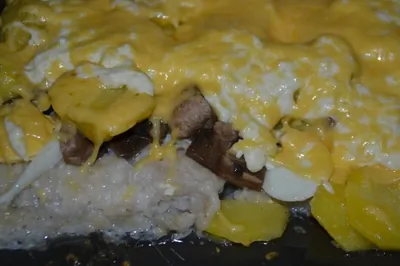 Рыба, запеченная в сметане, с картофелем и грибами