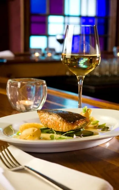 Лосось, запеченный с картофелем и оливками