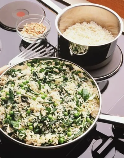 Итальянский рисовый салат с весенними овощами