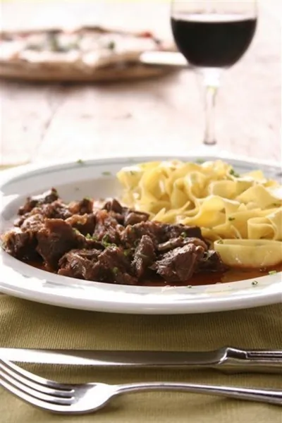 Говядина тушеная с макаронами