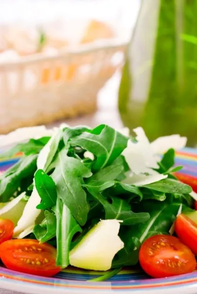 Салат из рукколы с грушей, пармезаном и бальзамическим уксусом