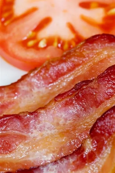 Ветчина жареная, с помидорами