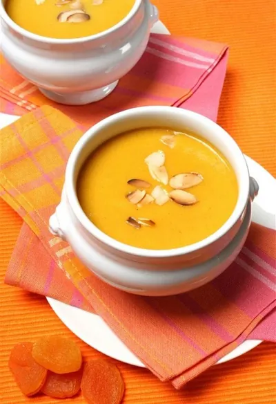 Охлажденный суп из миндаля