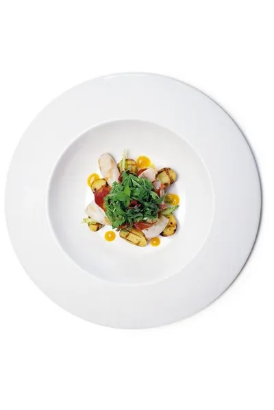 Салат из жаренного на гриле кальмара, молодого картофеля и чоризо с листьями рукколы и мякотью маракуйи