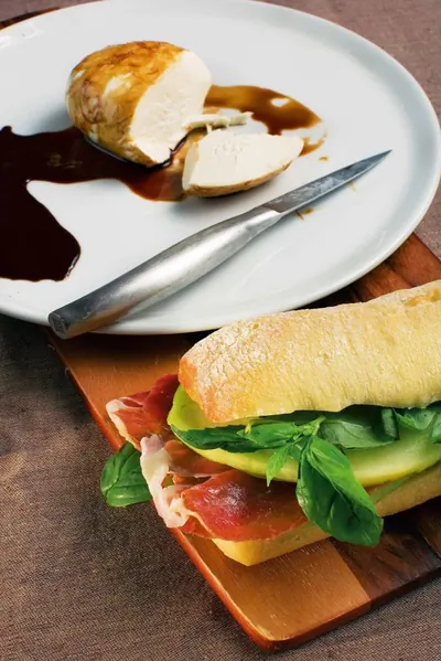 Сэндвичи с пармской ветчиной, галльской дыней и зеленым базиликом