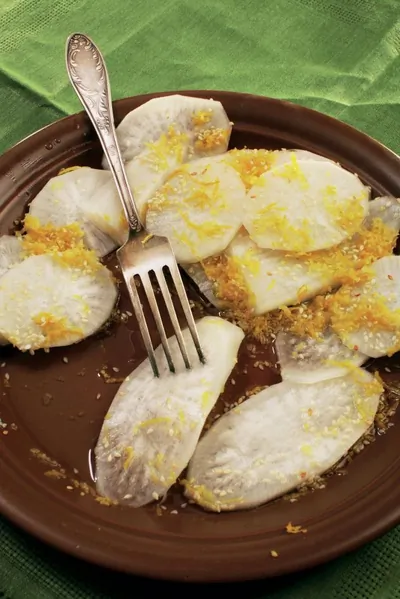 Редька дайкон, маринованная в лимонной цедре