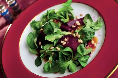 Сашими из свеклы с салатом корн и медово-горчичной заправкой