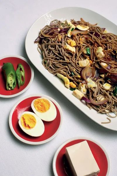 Гречневая лапша с яйцами и сыром тофу