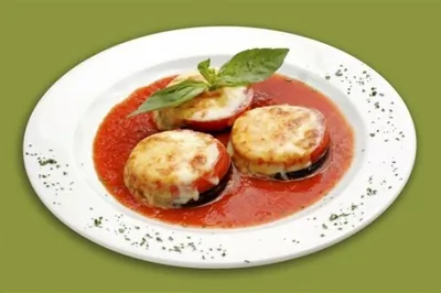 Салат из слегка поджаренных баклажанов и запеченных помидоров с сыром фета