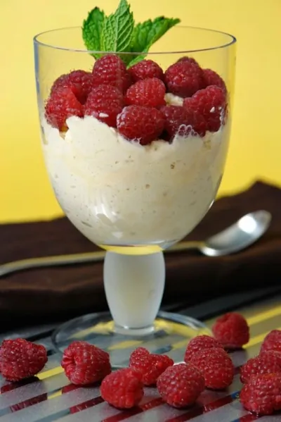 Мусс из белого шоколада с малиной