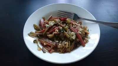 Печеные свекольные листья с чесноком и петрушкой