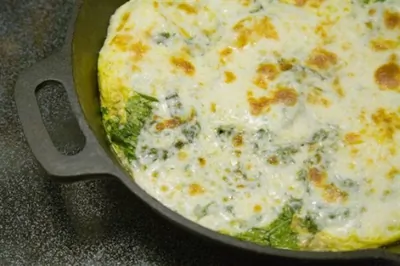 Фриттата со шпинатом и козьим сыром