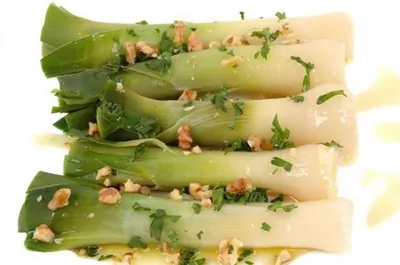 Порей с соусом из грецких орехов