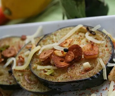 Баклажаны, жареные с чесноком и зеленью