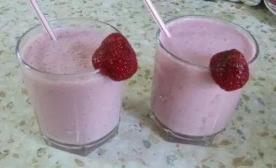 Ванильный молочный коктейль с клубникой