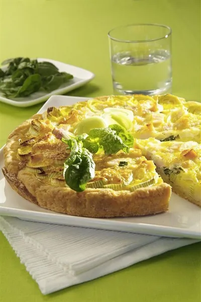 Открытый пирог с сыром и луком-пореем