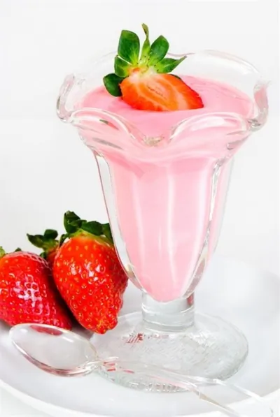 Клубничный молочный коктейль с йогуртом