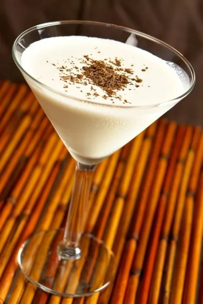 Коктейль из джина и ликера Creme de Cacao