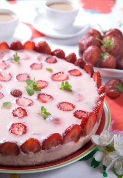 Клубничная шарлотка с сыром