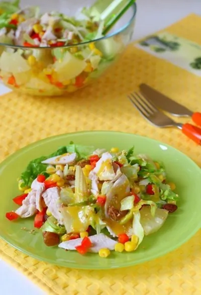 Салат из курицы с ананасами и грибами