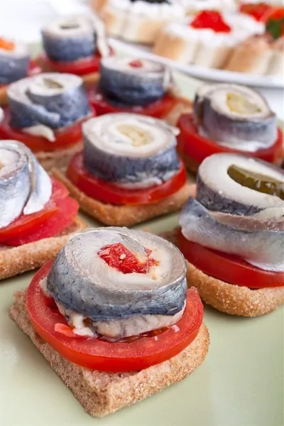 Открытый бутерброд с селедкой