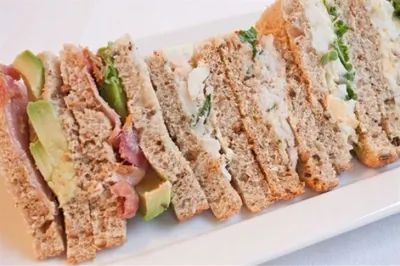 Закуска с крабами и авокадо по тайски