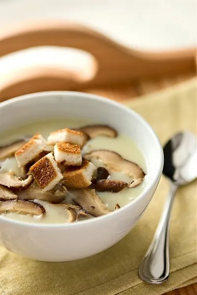 Грибной суп с тостами