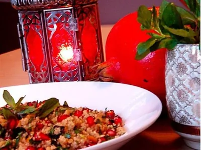 Кускус с зернами граната, кедровыми орешками, изюмом и йогуртом