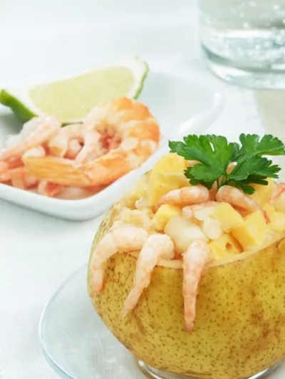 Салат с сыром бри и креветками