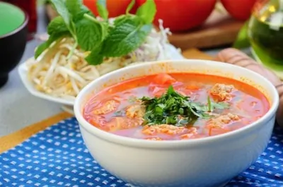 Томатный суп с фрикадельками и вермишелью