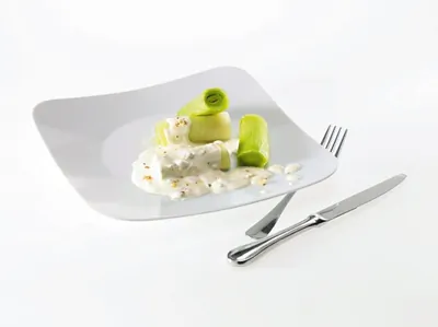 Салат из порея с заправкой из голубого сыра и нежирной сметаны