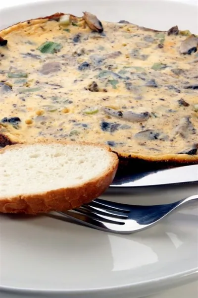 Фриттата с расплавленным сыром и грибами