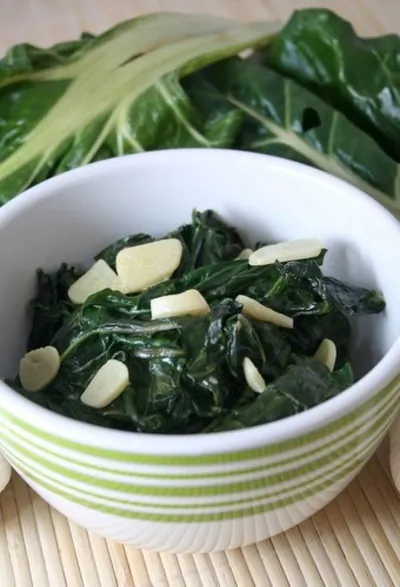 Зелень с чесноком