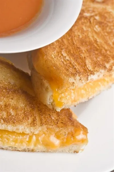 Поджаренный сэндвич с сыром и острым соусом из перца чили