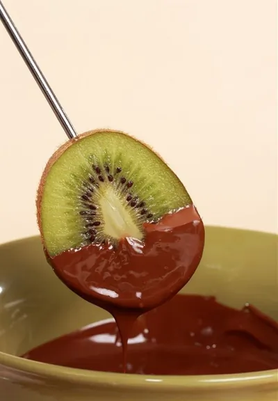 Шоколадно-апельсиновое фондю с фруктами