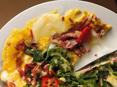 Омлет с бастурмой и шпинатом