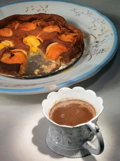 Клафути с абрикосами и персиками