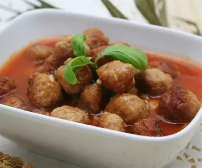 Фрикадельки в луково-морковном соусе по мадридски