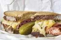 Лосось на ржаном хлебе с квашеной капустой и хреном