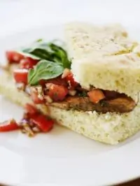 Сэндвич с козьим сыром, авокадо и копченой индейкой на ореховом хлебе