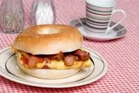 Булочки с луковым омлетом, беконом и печеным красным перцем