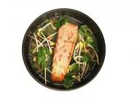 Лосось с острым лимонным бульоном