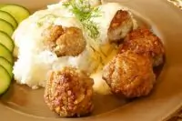 Шарики мясные с орехами и изюмом